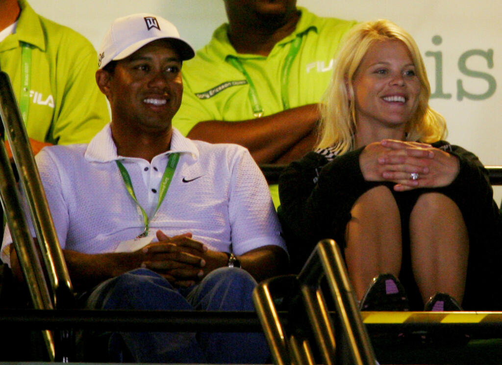 TIGER WOODS: Golfista Tiger Woods je podobný príklad ako Hingisová, minimálne v tom, že partnerov vystriedal nespočetne veľa a bol aj neverný. Nevera praskla, keď sa za neho vydávala jeho manželka Elin a napísala milenke smsku. Keď sa Elin správy o nevere potvrdili, Tigera naháňala golfovou palicou a rozbíjala mu okná na aute, podľa The Sun dokonca po ňom hodila mobilný telefón a zlomila mu ním zub. Sexuálna závislosť doviedla Woodsa až na liečenie…