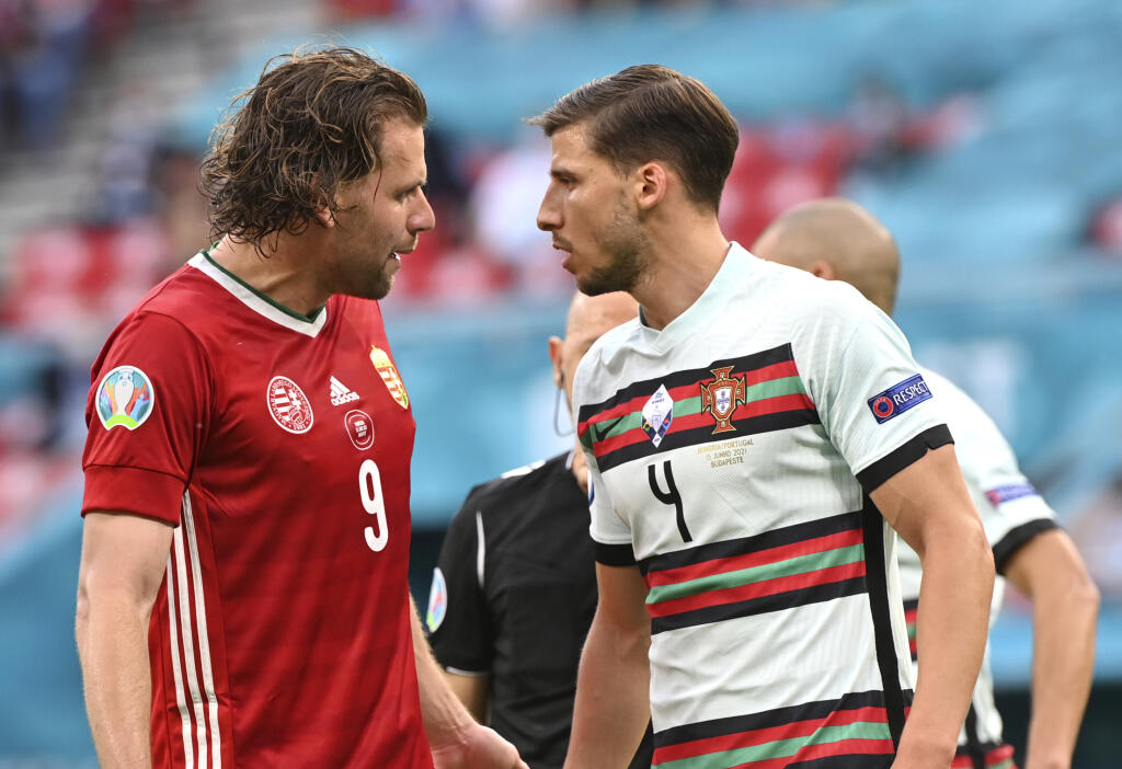 KK38 Budapešť - Na snímke maďarský futbalista Ádám Szalai (vľavo) a portugalský futbalista Ruben Dias počas zápasu F-skupiny Maďarsko - Portugalsko na ME vo futbale 15. júna 2021 v Budapešti. FOTO TASR/AP
Hungary's Adam Szalai, left, argues with Portugal's Ruben Dias during the Euro 2020 soccer championship group F match between Hungary and Portugal at the Ferenc Puskas stadium in Budapest, Hungary, Tuesday, June 15, 2021. (Tibor Illyes/Pool via AP)