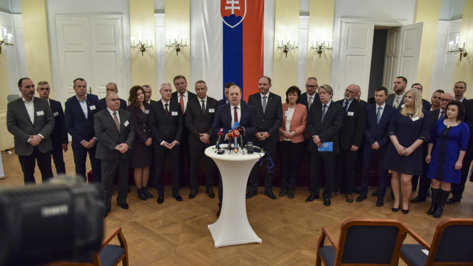 Na snímke v popredí prezident Únie miest Slovenska (ÚMS) Richard Rybníček drží dokument Únie miest Slovenska pod názvom “Zmena je nevyhnutná - pokračovanie reformy verejnej správy z pohľadu ÚMS” počas tlačovej konferencie po skončení mimoriadneho XXXI. snemu Únie miest Slovenska, 28. januára 2020 v Bratislave. FOTO TASR - Pavol Zachar