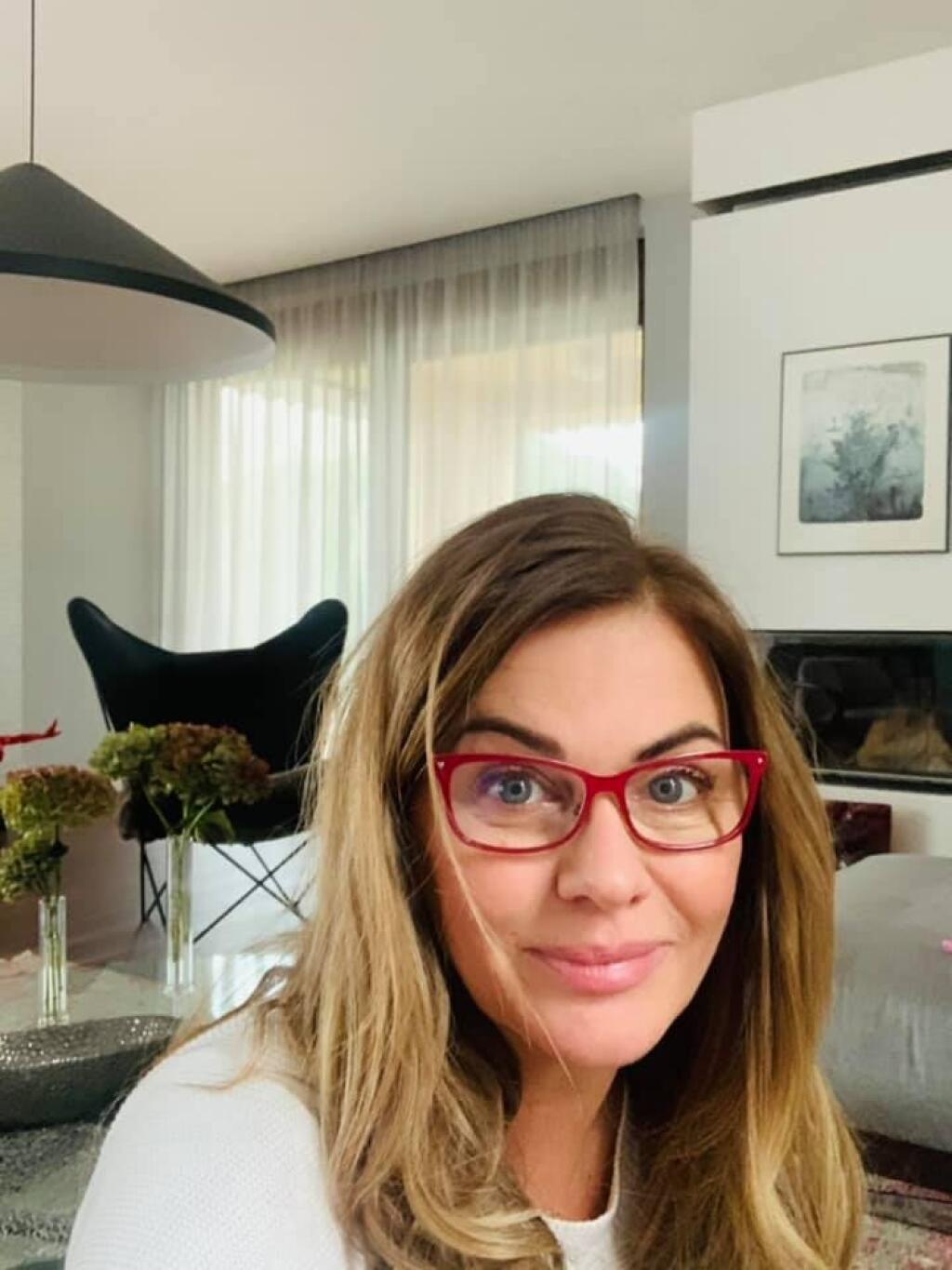 Monika Beňová býva v zrekonštruovanom dome vo Vrakuni. Obývačka je prepojená s jedálňou s východom na terasu. Kuchyňa je za rohom.