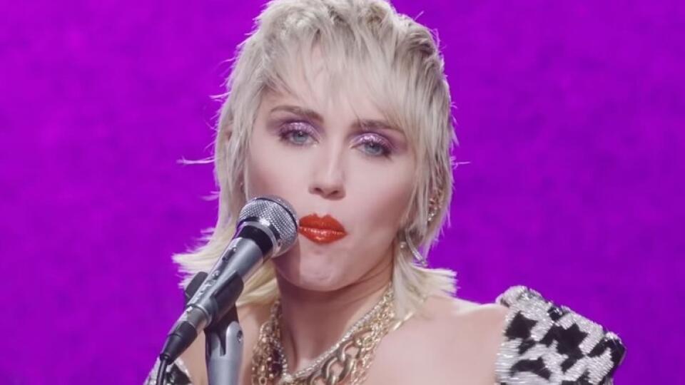 Hoci zatiaľ speváčka Miley nepovedala, kedy jej nový album s názvom She Is Miley vyjde, vypustila do sveta nový klip k singlu Midnight Sky.