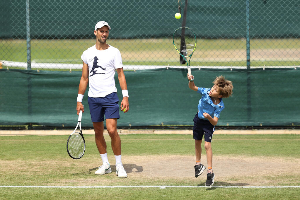 Djokovičovým sparingpartnerom na Wimbledone je aj jeho syn Stefan, s ktorým trénuje na tráve.