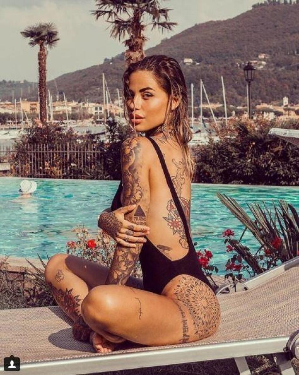 Zoe Cristofoli je obľúbenou na sociálnych sieťach. Má skvelý zmysel pre módu a jej tetovania jej dodávajú výnimočnosť
