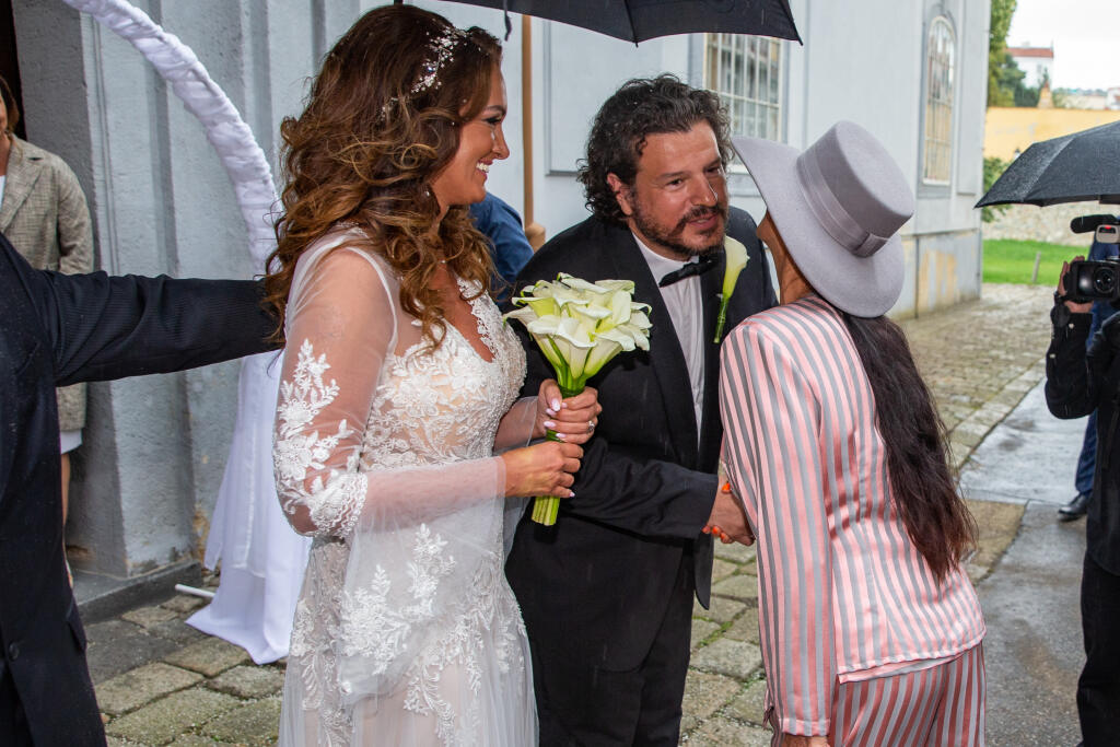 Svadba Karin Majtánovej a Petra Kremnického v Bratislave. Na snímke je Karin Majtánová, Peter Kremnický a Rebecca Just.