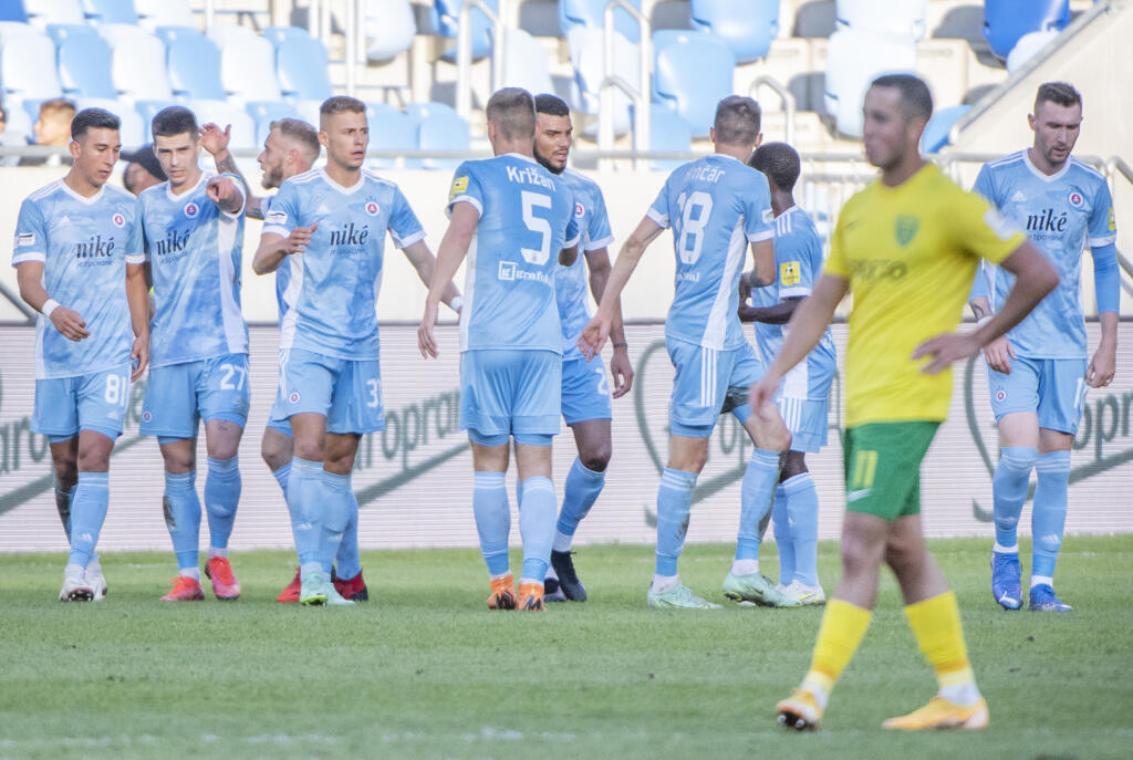 Na snímke gólová radosť hráčov Slovana v zápase 8. kola Fortuna ligy vo futbale ŠK Slovan Bratislava - MŠK Žilina v Bratislave 19. septembra 2021. FOTO TASR - Martin Baumann