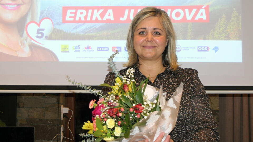 Na snímke úradujúca predsedníčka Žilinského samosprávneho kraja (ŽSK) a kandidátka na predsedníčku ŽSK Erika Jurinová reaguje s kyticou v ruke na zverejnené predbežné neoficiálne výsledky v Žiline v sobotu 29. októbra 2022.