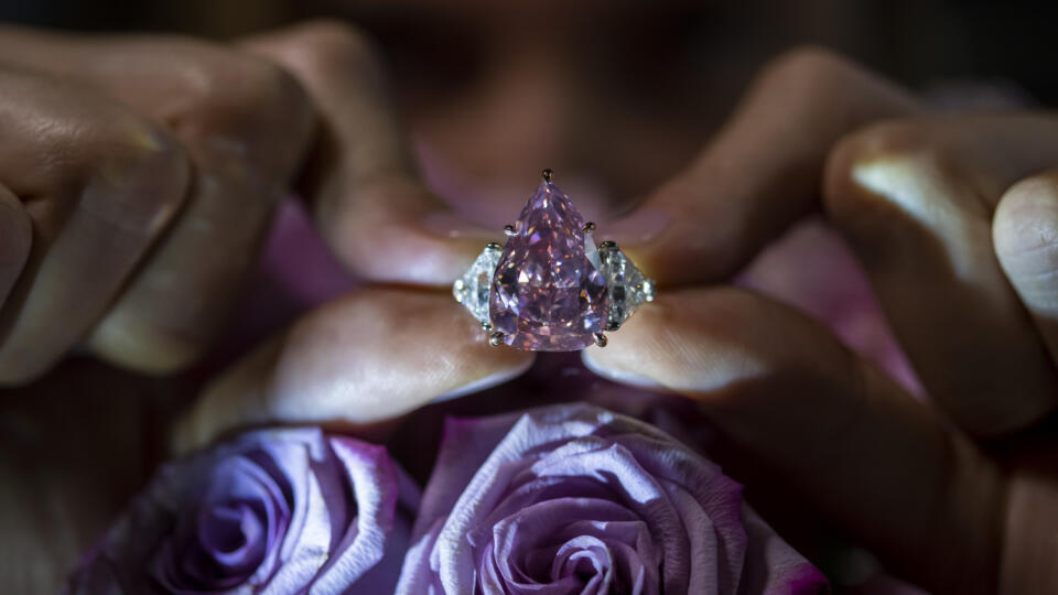 WA 23 Ženeva - Zamestnankyňa aukčnej siene Christie's ukazuje ružový diamant The Fortune Pink vo švajčiarskej Ženeve v stredu 2. novembra 2022. Ružový 18-karátový diamant v tvare hrušky budú dražiť v utorok 8. novembra 2022. Odhaduje sa, že diamat sa predá za 25 až 35 miliónov amerických dolárov. FOTO TASR/AP
A Christie's employee displays a pink diamond called