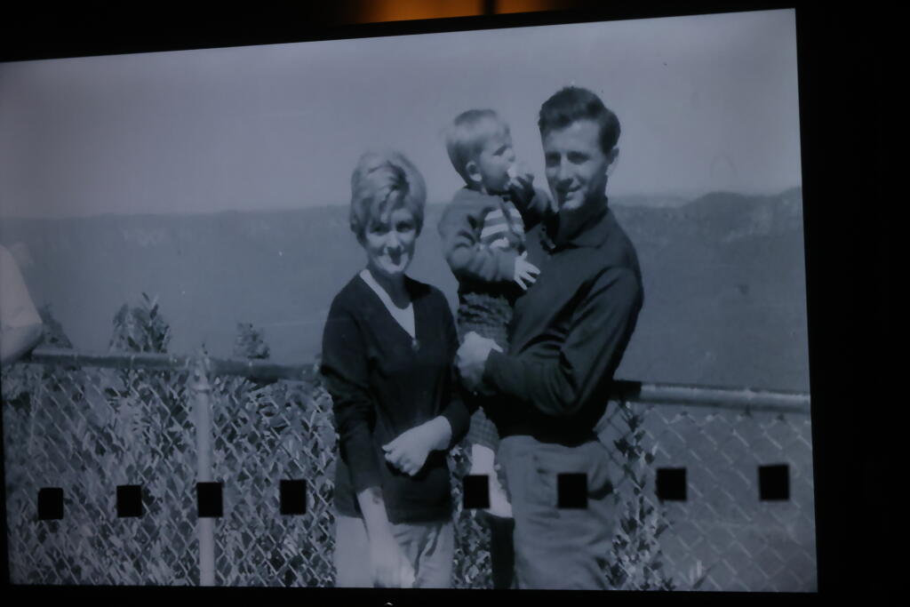 Na obrazovke vo vestibule sa premietali staré fotografie Jozefa Vengloša.