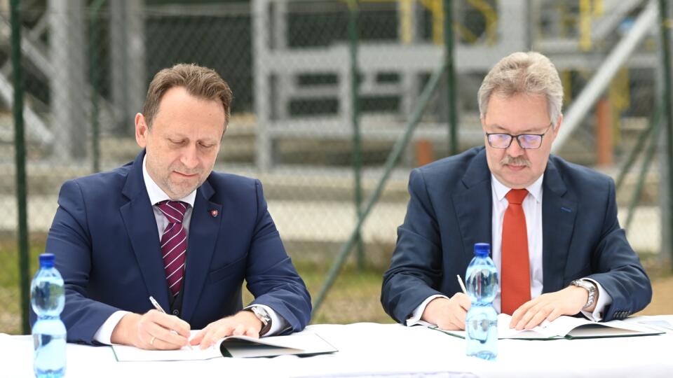 Na snímke zľava minister pôdohospodárstva a rozvoja vidieka SR Samuel Vlčan a predseda predstavenstva spoločnosti Poľnoservis, a. s. Robert Spišák pri podpise Memoranda o porozumení pri Zabezpečení produkcie surového repkového oleja potravinárskej kvality na území SR v Leopoldove v stredu 6. apríla 2022. FOTO TASR - Lukáš Grinaj