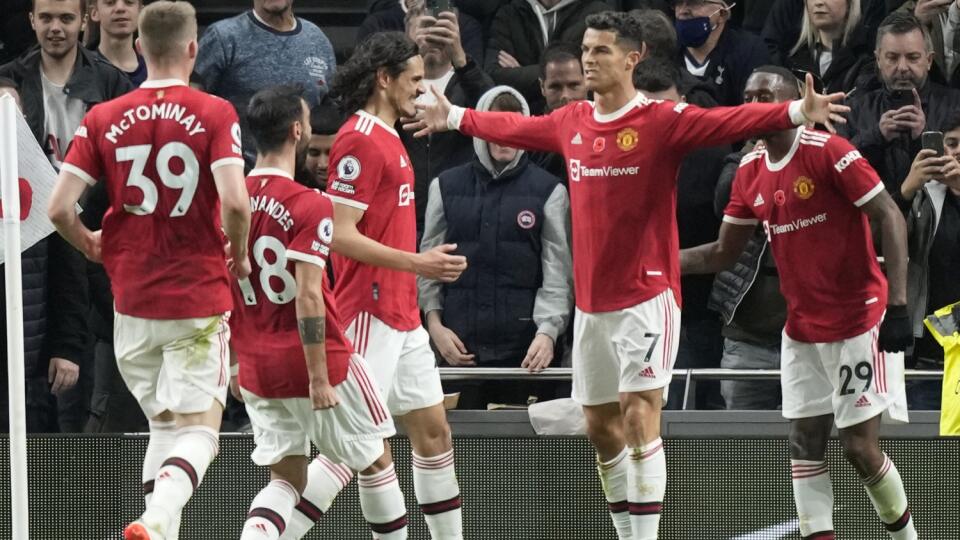 Hráč Manchesteru United Cristiano Ronaldo (uprostred vpravo) oslavuje so spoluhráčmi.