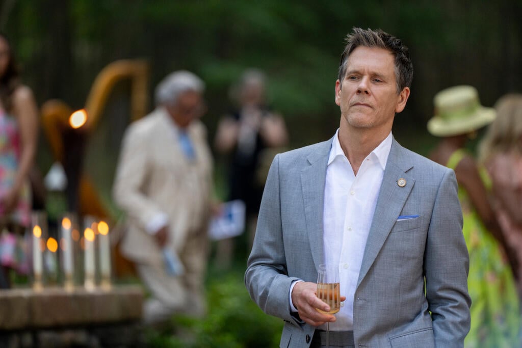 Kevin Bacon ako Peter Kell hviezdi v temnej komediálnej dráme Sirény.