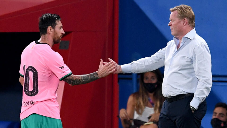 Tréner futbalistov FC Barcelona Ronald Koeman sa neobáva, že sa na Lionelovi Messim v prvom ligovom zápase sezóny negatívne odrazí odchod Luisa Suareza. Argentínsky kapitán totiž skritizoval klubové vedenie za prístup k uruguajskému útočníkovi, ktorý zamieril do konkurenčného Atletica Madrid.