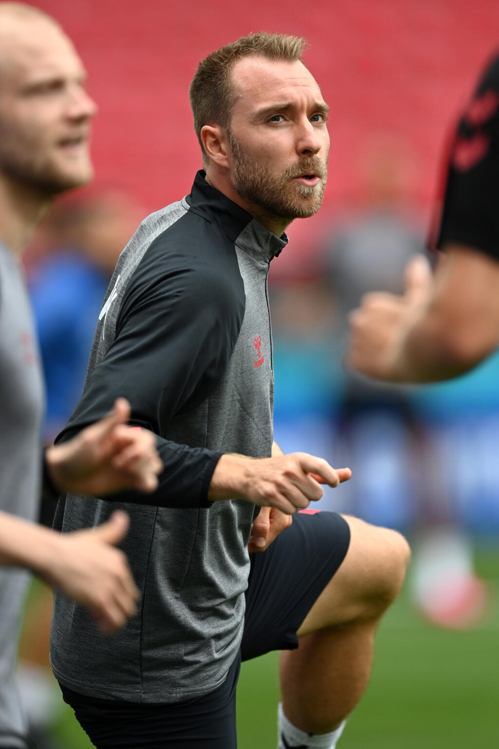 Dánska hviezda Cristian Eriksen odpadol priamo na trávniku.