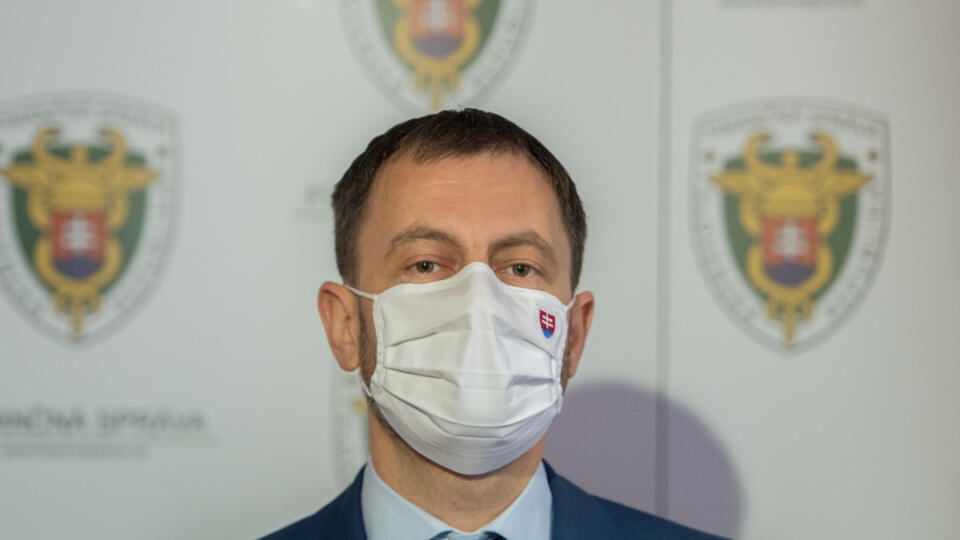 Podpredseda vlády a minister financií SR Eduard Heger, ktorý uviedol do funkcie nového prezidenta finančnej správy Jiřího Žežulku (nie je na snímke) v Bratislave v utorok 1. decembra 2020. FOTO TASR - Martin Baumann
