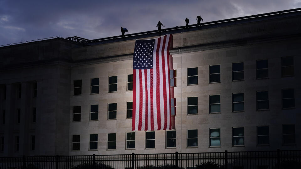 WA 37 Washington - Americká vlajka visí z budovy Pentagonu pri príležitosti 19. výročia teroristických útokov z 11. septembra 2001 vo Washingtone v piatok 11. septembra 2020. FOTO TASR/AP
A large American flag is unfurled at the Pentagon ahead of ceremonies at the National 9/11 Pentagon Memorial to honor the 184 people killed in the 2001 terrorist attack on the Pentagon, in Washington, Friday Sept. 11, 2020. (AP Photo/J. Scott Applewhite)