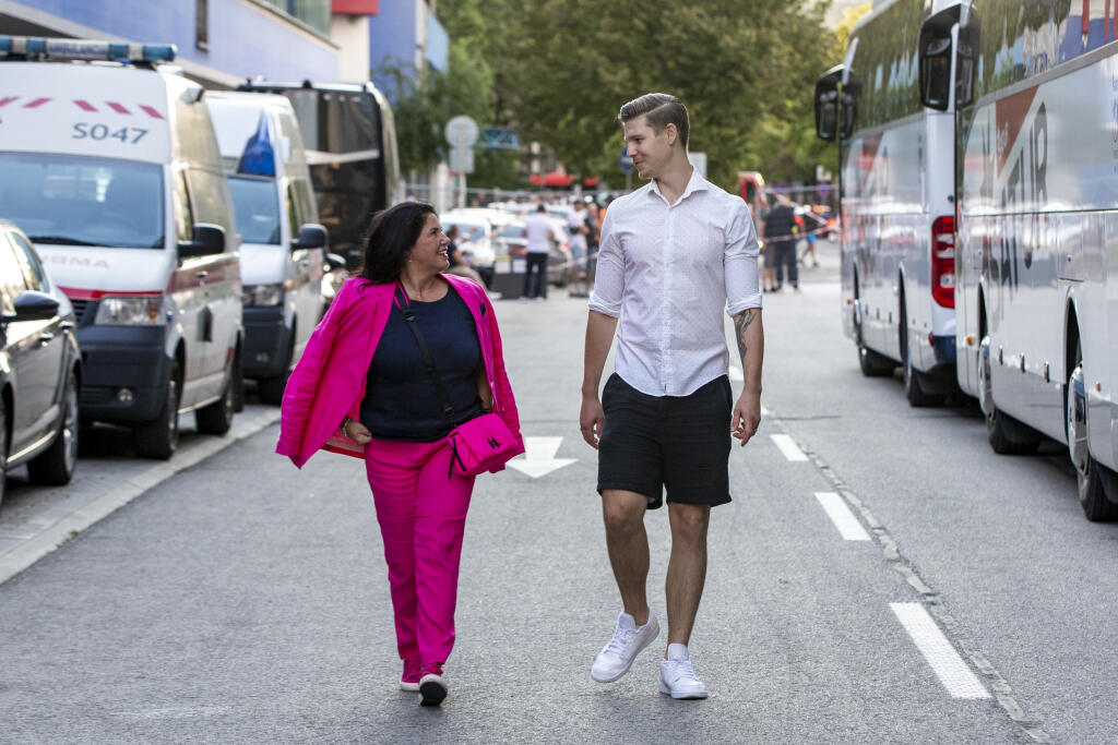 Malachovská však neprišla s manželom, ale gardé jej robil zať, bývalý volejbalista Adam Kocian.