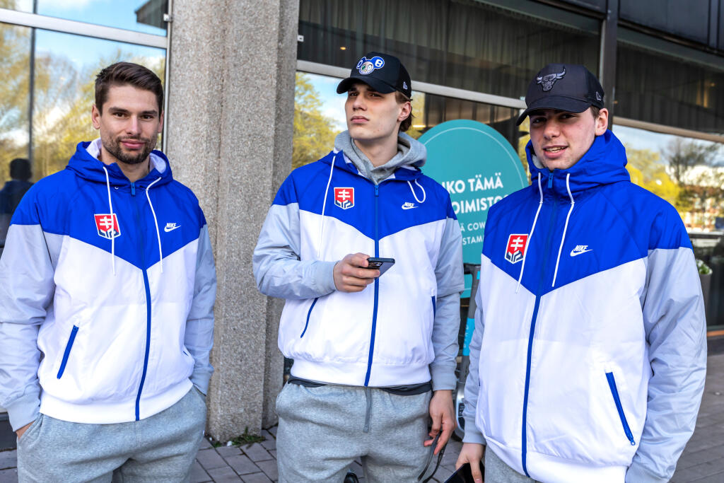 Slovenskí hokejoví reprezentanti pred hotelom v Helsinkách. Na snímke zľava Samuel Takáč, Juraj Slafkovský a Šimon Nemec.