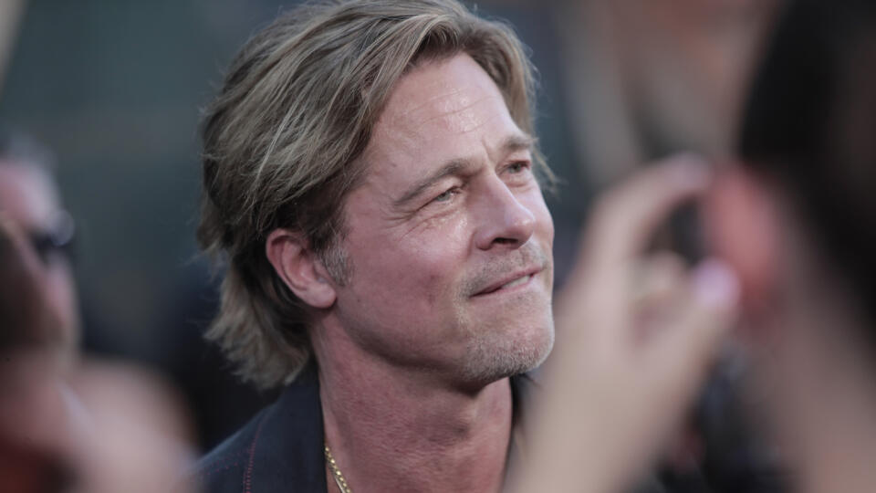 Na snímke americký herec Brad Pitt (vo filme Ladybug, americký zabijak) prichádza na premiéru americkej akčnej komédie Bullet Train na motívy japonského románu Maria Beetle autora Kotaro Isaka v Paríži 18. Júla 2022. FOTO TASR/AP