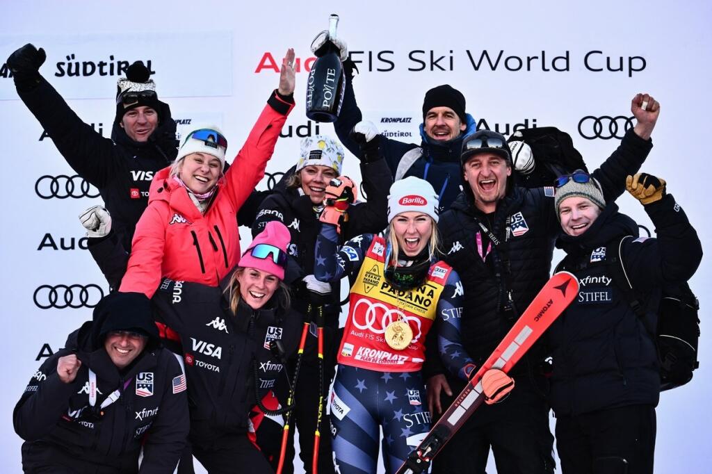 Vyčerpaná, ale šťastná. Shiffrinová v Kronplatzi dosiahla 84. triumf v prestížnom seriáli a zveľadila ženský rekord. Takto sa tešila so svojím tímom na pódiu.