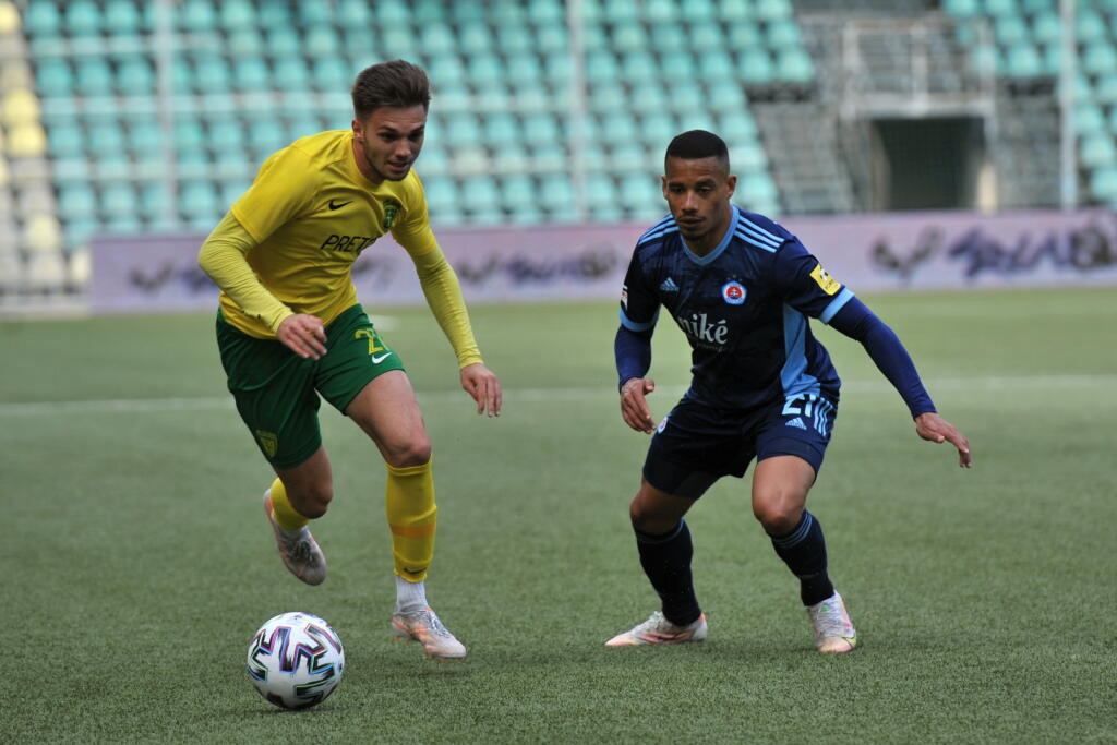 Na snímke zľava Ján Bernát (Žilina) a Rafael Rogerio Da (Slovan) v zápase 6. kola nadstavbovej časti futbalovej Fortuna ligy, skupiny o titul MŠK Žilina- ŠK Slovan Bratislava v Žiline 25. apríla 2021. FOTO TASR - Erika Ďurčová