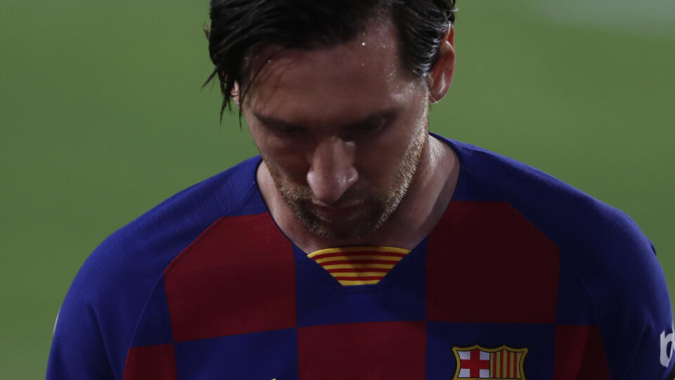 KK5 Sevilla - Futbalista FC Barcelony Lionel Messi sa pozerá počas zápasu 30. kola španielskej futbalovej La Ligy FC Sevilla - FC Barcelona 19. júna 2020 v Seville. FOTO TASR/AP
Barcelona's Lionel Messi looks down during the Spanish La Liga soccer match between Sevilla and FC Barcelona at the Ramon Sanchez-Pizjuan stadium in Seville, Spain, Friday, June 19, 2020. (AP Photo/Angel Fernandez)
