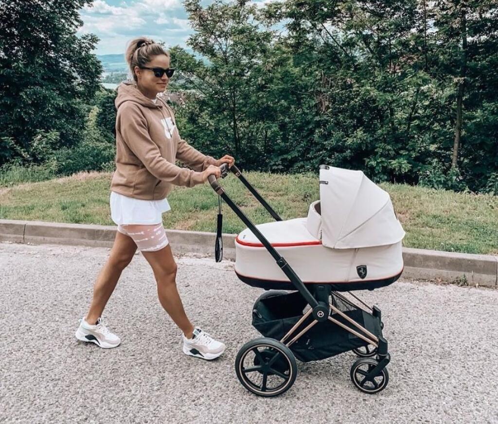 Manželka slovenského hokejistu Mariána Gáboríka sa záberom, na ktorom prvýkrát kočíkuje dcérku Bellu, pochválila na svojom instagramovom účte.