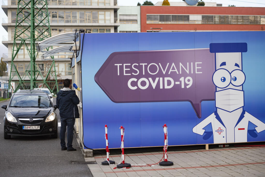 Brífing spoločnosti Medirex, ktorej laboratóriá dosiahli nový rekord - takmer 12.000 testov za deň 5. novembra 2020. Na snímke odbery na testovanie v sídle spoločnosti na Galvaniho ulici v Bratislave. FOTO TASR - Jaroslav Novák