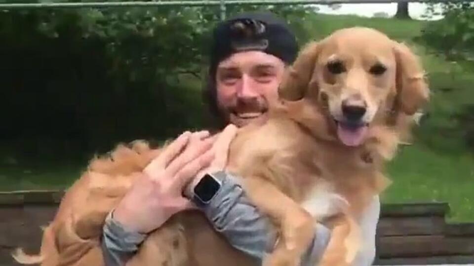 VIDEO Hokejista NHL svoj tréning poriadne rozbalil: Makačka so psom v náručí!