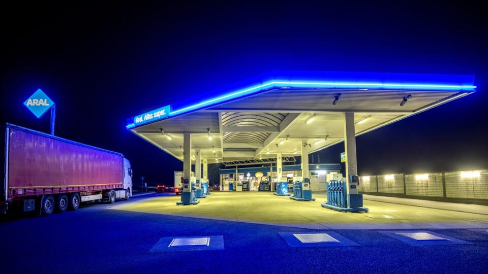 EBE 2 Frankfurt nad Mohanom - Čerpacia stanica v nemeckom Frankfurte nad Mohanom skoro ráno 10. marca 2022. FOTO TASR/AP
A gas station is pictured in Frankfurt, Germany, Thursday, March 10, 2022. (AP Photo/Michael Probst)
