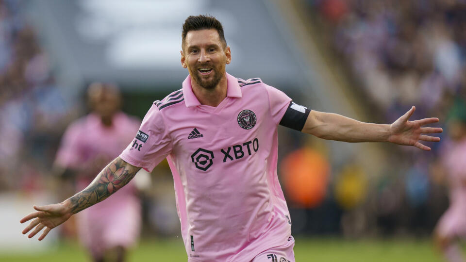 EBE 6 Chester - Na snímke Argentínsky futbalista a hráč Interu Miami Lionel Messi oslavuje gól v zápase semifinále Leagues Cup-u vo futbale Inter Miami - Philadelphia Union (4:1) v utorok 15. augusta 2023. 36-ročný útočník Messi upravil v 20. minúte na priebežných 2:0 a pomohol tímu k postupu do finále. FOTO TASR/AP
Inter Miami's Lionel Messi celebrates his goal against the Philadelphia Union during the first half of a Leagues Cup soccer semifinal Tuesday, Aug. 15, 2023, in Chester, Pa. (AP P