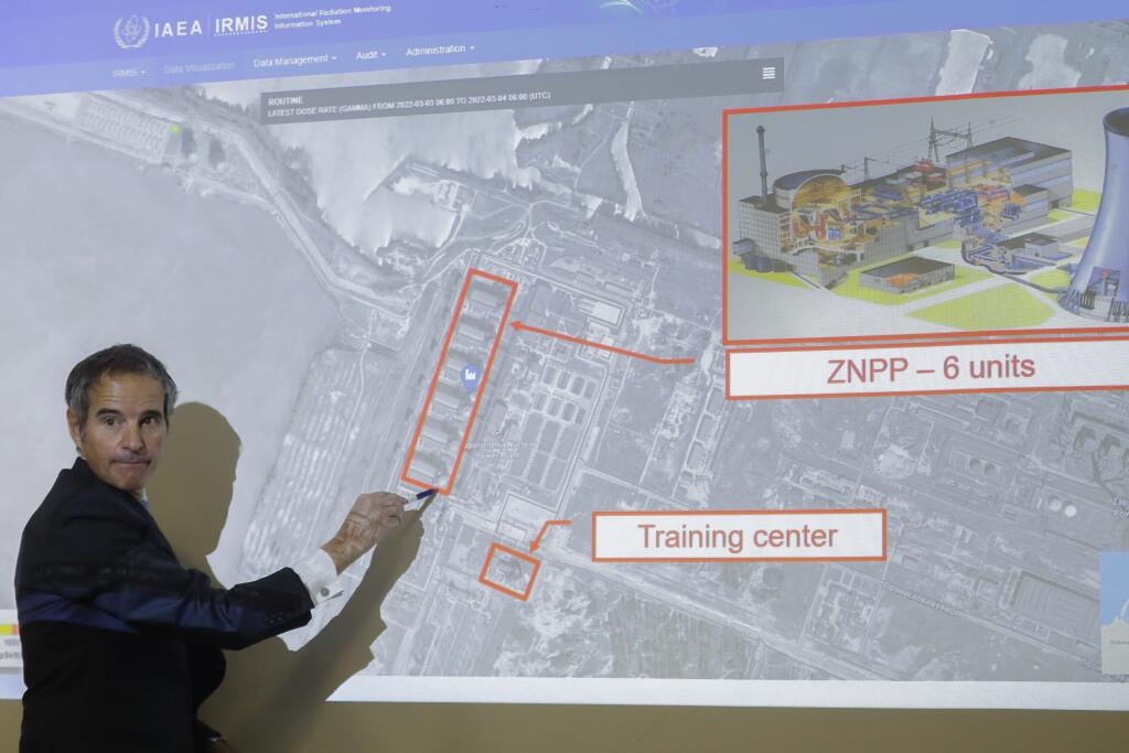 KK30 Viedeň - Riaditeľ Medzinárodnej agentúry pre atómovú energiu (MAAE) Rafael Mariano Grossi hovorí na tlačovej konferencii o situácii v ukrajinskej Záporožskej jadrovej elektrárni 4. marca 2022 vo Viedni. Budova ukrajinskej Záporožskej jadrovej elektrárne, ktorú zasiahla strela vypálená ruskou armádou, nie je súčasťou reaktora, povedal v piatok na tlačovej konferencii vo Viedni generálny riaditeľ Medzinárodnej agentúry pre atómovú energiu (MAAE) Rafael Mariano Grossi. FOTO TASR/AP
IAEA Direct