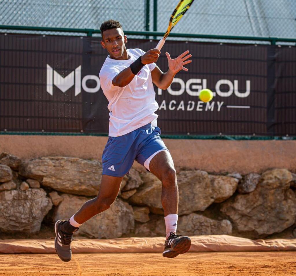 Kanadský tenista Felix Auger-Aliassime bude počas antukovej časti sezóny na okruhu ATP dostávať rady od Toniho Nadala, ktorý v minulosti priviedol svojho synovca Rafaela Nadala k zisku šestnástich grandslamových titulov.