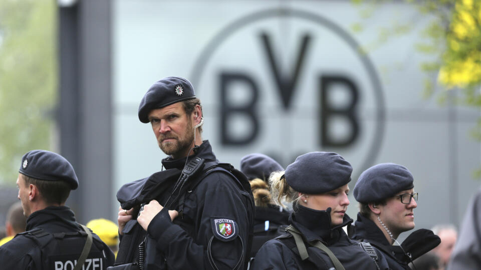 Nemecký futbalový zväz (DFB) potrestal bundesligového vicemajstra Borussiu Dortmund pokutou 46.000 eur za správanie jeho fanúšikov v minulosezónnom regionálnom derby s FC Schalke 04.