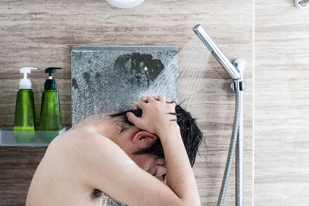 Vycikať sa po styku by sa mal ísť muž aj žena. Močovú trubicu tak vyčistíte od baktérií a toxínov z lubrikantu, prstov či úst. Znížite tak možnosť infekcií močovo-pohlavných orgánov. Pozor, pošvu zvnútra umývať nemusíte, má vlastnú mikroflóru, ktorú by ste tým narušili. Ideálne však je, ak sa osprchujete celí teplou vodou a mydlom. Ak sa vám to príliš nepozdáva, zavolajte partnera k sebe, bude to príjemnejšie.