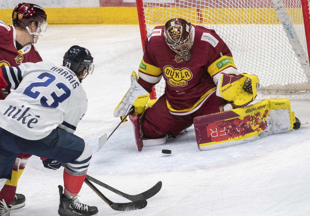 Na snímke uprostred Brant Harris (Slovan), vľavo Rob Flick a vpravo brankár Connor Lacouvee (obaja Trenčín) počas zápasu 20. kola hokejovej Tipos extraligy medzi HC Slovan Bratislava - HK Dukla Trenčín v Bratislave v piatok 25. novembra 2022.