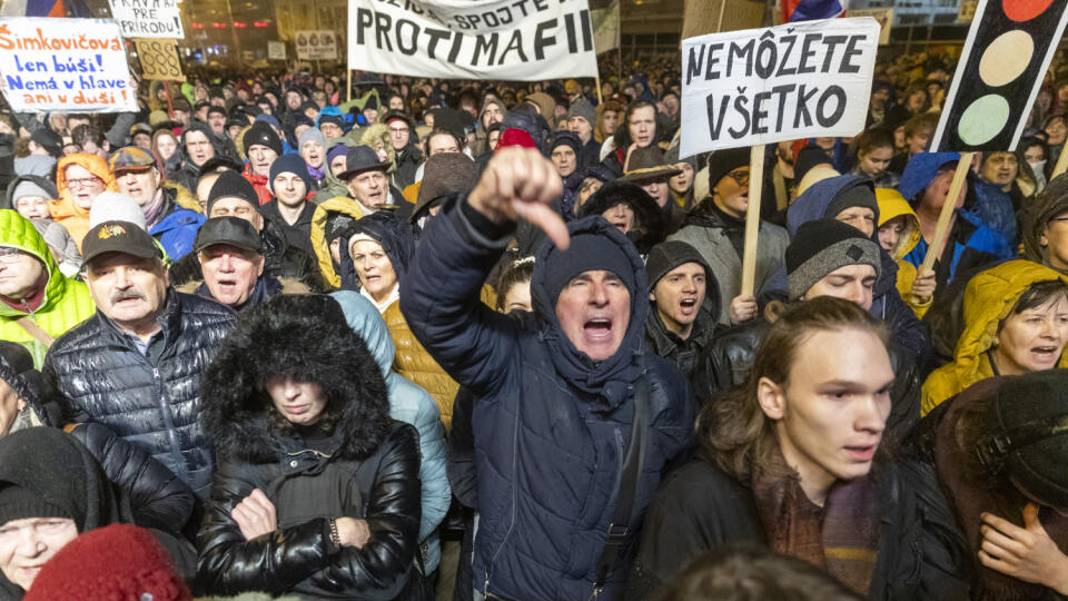 Tisícky ľudí vyjadrili svoju nespokojnosť s vládou Roberta Fica na protivládnych protestoch.