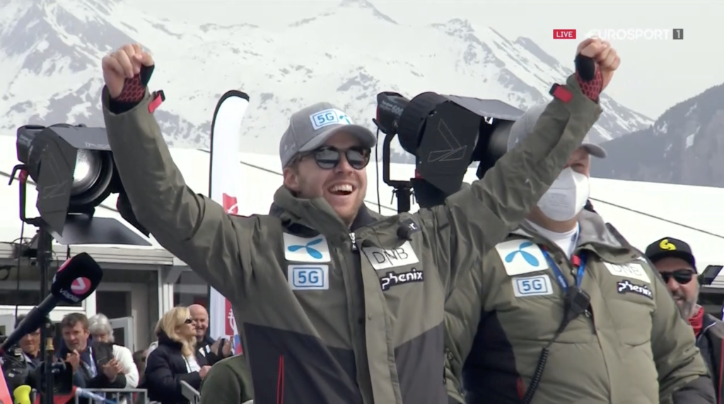 Priateľ Mikaely Alexander Aamotd Kilde bol pojazde Shiffrinovej celý bez seba. Zdvíhal ruky nad hlavu, kričal aj tlieskal.