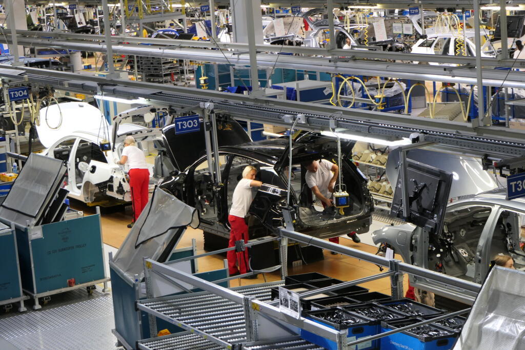 Na snímke zamestnanci automobilky počas výroby vo výrobnom závode spoločnosti Kia Slovakia dňa 11. augusta 2022 v Tepličke nad Váhom. FOTO TASR - Erika Ďurčová
