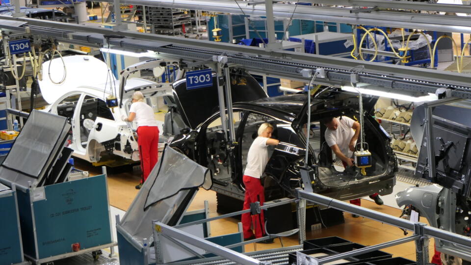 Na snímke zamestnanci automobilky počas výroby vo výrobnom závode spoločnosti Kia Slovakia dňa 11. augusta 2022 v Tepličke nad Váhom. FOTO TASR - Erika Ďurčová