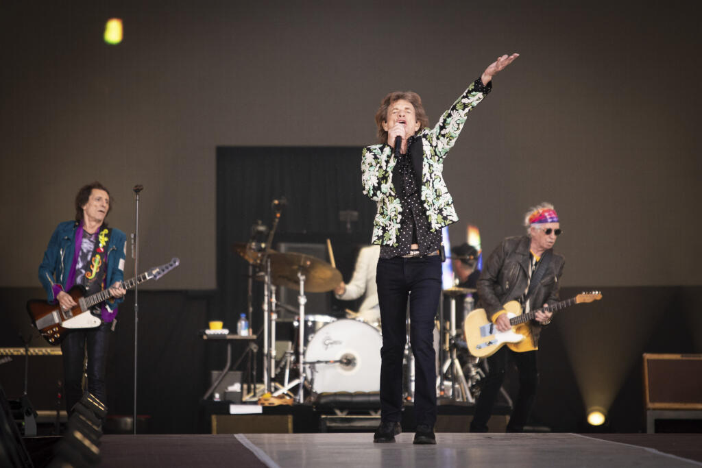 EBE 5 Londýn - Na snímke uprostred spevák a frontman britskej skupiny The Rolling Stones Mick Jagger a gitaristi Ronnie Wood (vľavo) a Keith Richards (vpravo) počas koncertu v londýnskom Hyde Parku v sobotu 25. júna 2022. FOTO TASR/AP
The Rolling Stones perform live onstage at BST Hyde Park festival, in London, Saturday, June 25, 2022. (Photo by Vianney Le Caer/Invision/AP)