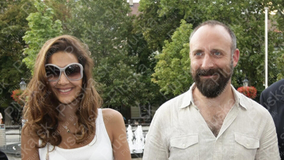 V dobrej nálade:
Berguzar a Halit
prichádzajú do hotela.