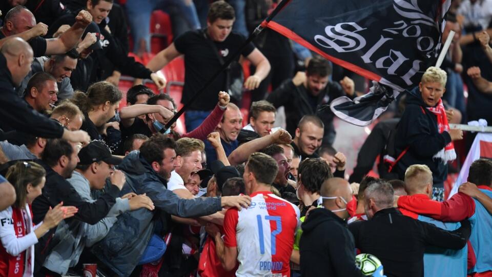 Futbalisti Slavie Praha sa po stredajšom víťazstve nad Viktorie Plzeň 1:0 stali majstrami českej ligy.