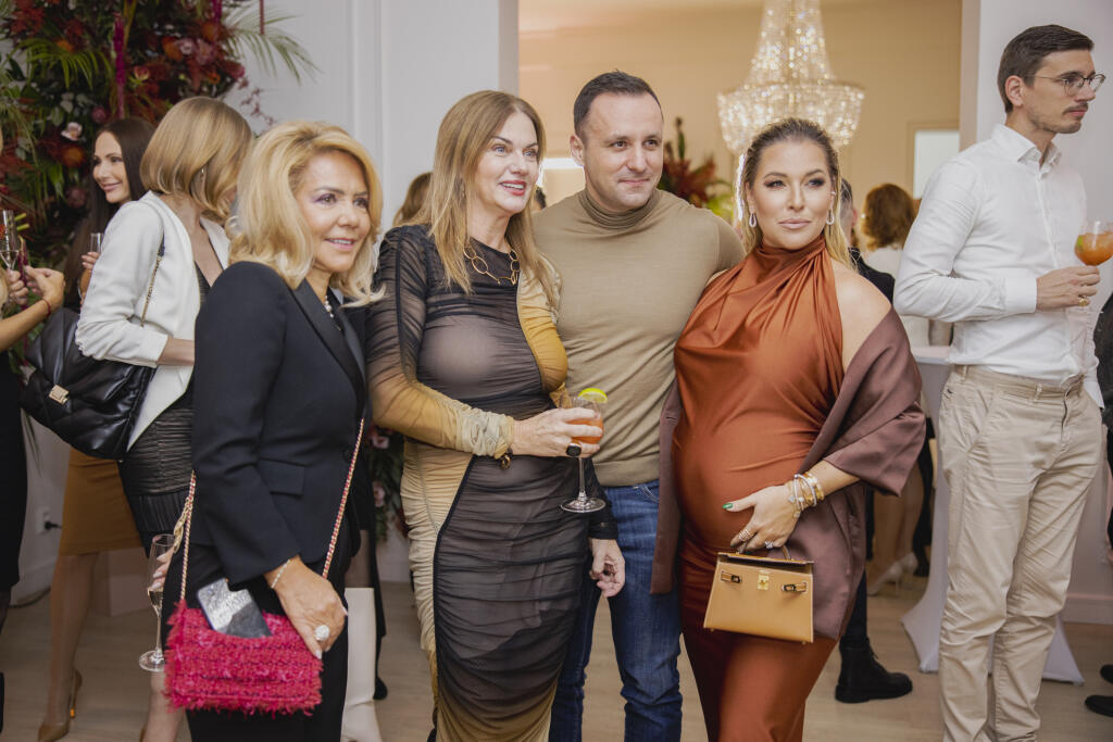Na snímke Katarína Cibulková, Dominika Navara Cibulková a Monika Beňová s Ľubomírom Klčom počas párty pri príležitosti piateho výročia založenia kliniky ENVY.