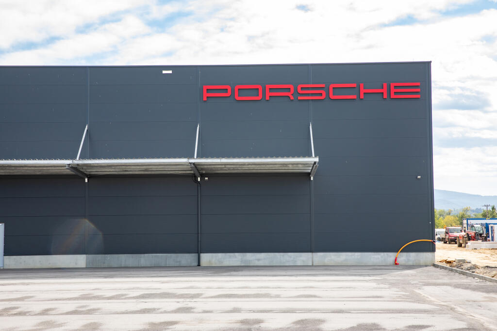 Výstavba technologického centra automobilky Porsche pri Hornej Strede.