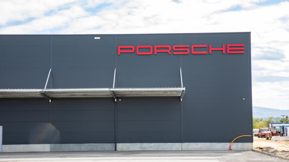 Výstavba technologického centra automobilky Porsche pri Hornej Strede.