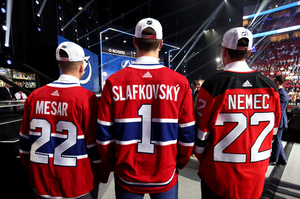 Nielenže sa stal jednotkou draftu, ale vôbec ako prvý slovenský hokejista má na drese menovku aj s diakritikou