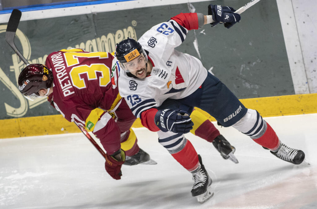 Na snímke vpravo Brant Harris (Slovan) a vľavo Phil Pietroniro (Trenčín) bojujú o puk počas zápasu 20. kola hokejovej Tipos extraligy medzi HC Slovan Bratislava - HK Dukla Trenčín v Bratislave v piatok 25. novembra 2022.