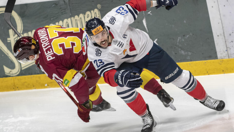 Na snímke vpravo Brant Harris (Slovan) a vľavo Phil Pietroniro (Trenčín) bojujú o puk počas zápasu 20. kola hokejovej Tipos extraligy medzi HC Slovan Bratislava - HK Dukla Trenčín v Bratislave v piatok 25. novembra 2022. FOTO TASR - Martin Baumann