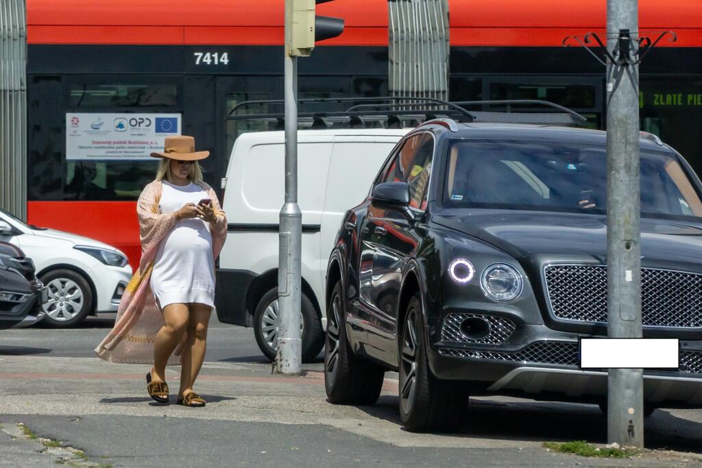V posledných rokoch sa Cibulková preháňa ulicami na tmavom Bentley, ktoré jej uľahčovalo život počas tehotenstva, ale aj po pôrode.