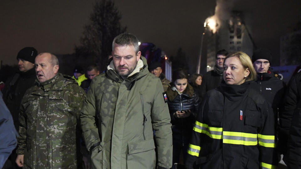 Na snímke zľava minister obrany SR Peter Gajdoš, premiér SR Peter Pellegrini a ministerka vnútra SR Denisa Saková na mieste výbuchu a následného požiaru bytového domu v Prešove 6. decembra 2019. Požiar mal vzniknúť po výbuchu horných poschodí 12 podlažnej bytovky pred 12.15 h. Polícia zatiaľ potvrdila päť obetí. Na mieste zasahujú všetky záchranárske zložky.  FOTO TASR - František Iván 